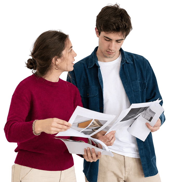Dos estudiantes revisando documentos impresos