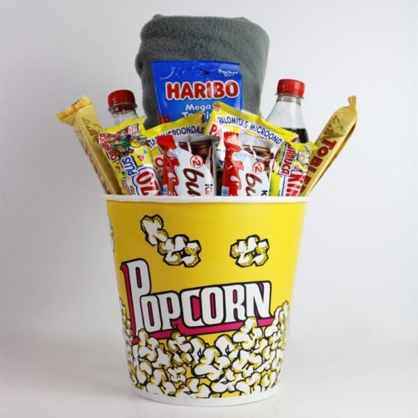 Cubo para cine en casa con manta y entradas... - Imagen 3