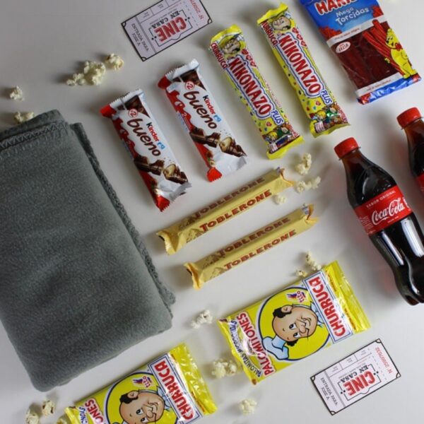 Cubo para cine en casa con manta y entradas... - Imagen 4