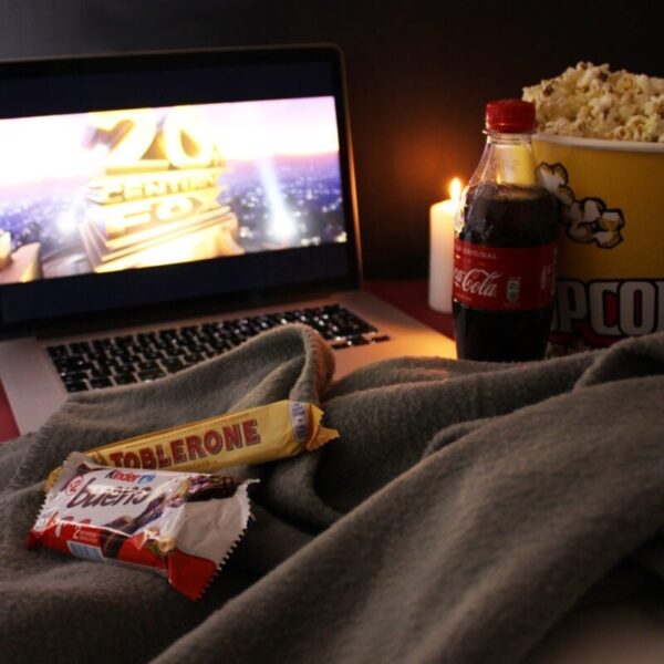 Cubo para cine en casa con manta y entradas... - Imagen 6