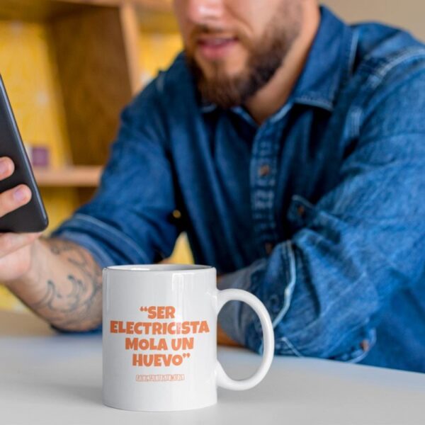 Taza Ser Electricista Mola un Huevo - Imagen 2