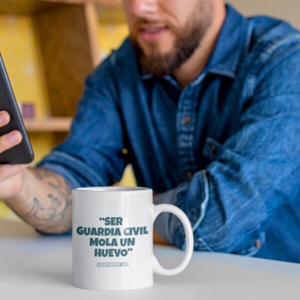 Taza Ser Guardia Civil Mola un Huevo - Imagen 2